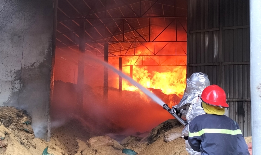 Tiền tỉ đi theo 'bà Hỏa' khi xưởng ép củi trấu... ra tro